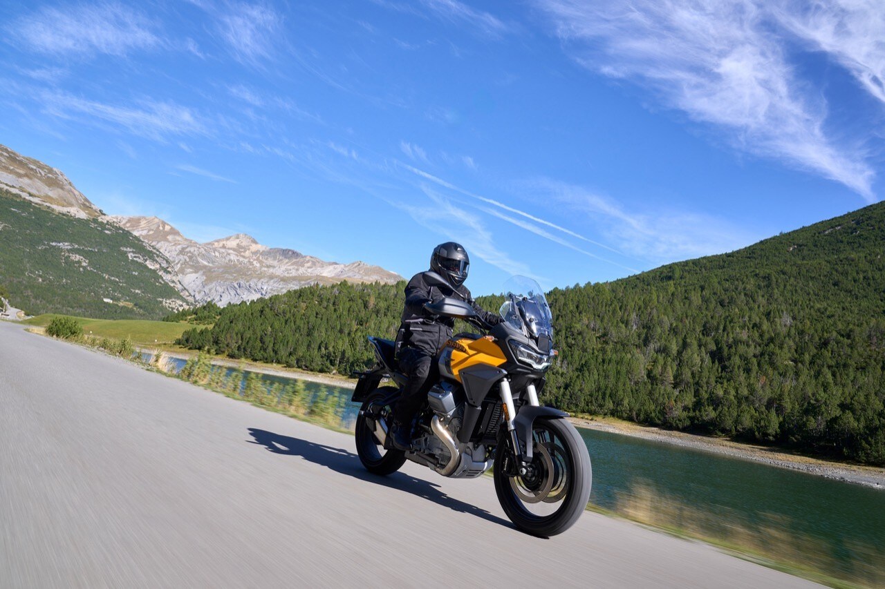 Nuova Moto Guzzi Stelvio: tutti i dettagli della nuova crossover italiana +VIDEO+